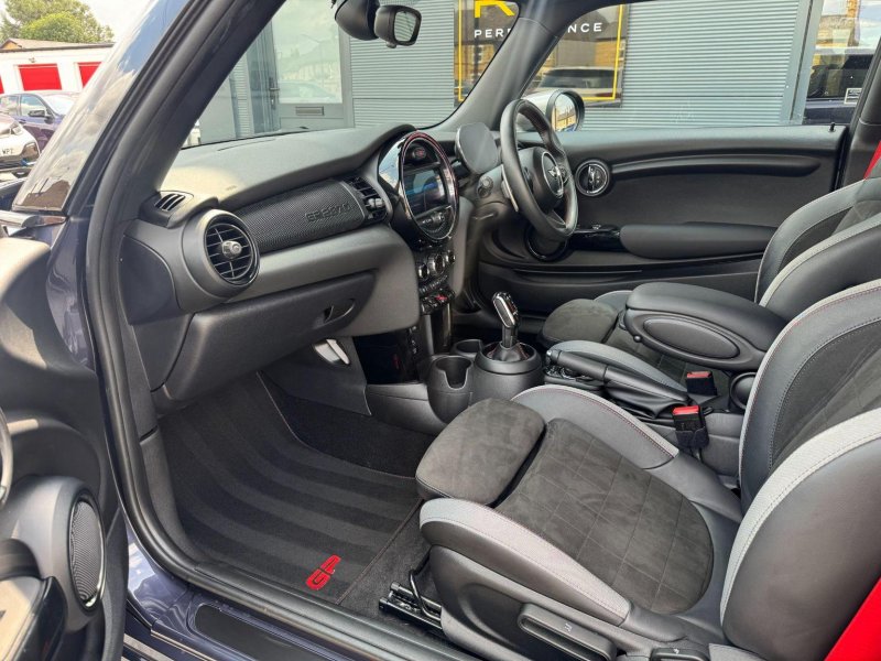 MINI HATCH